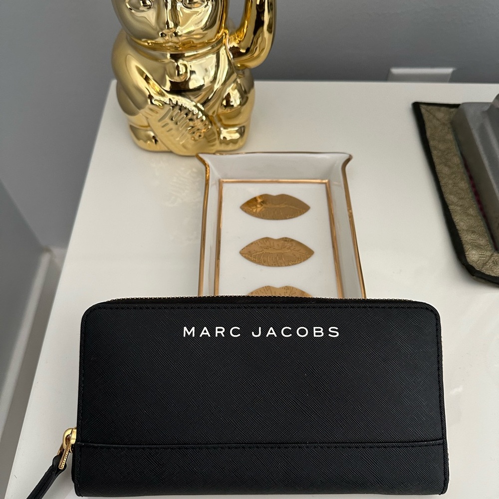 Marc Jacob’s wallet in black . Like new !!